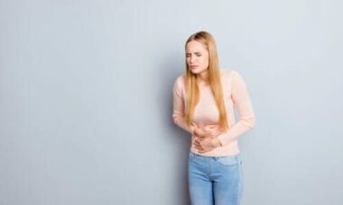 Mal di pancia: capire le origini e risolverlo con metodi naturali