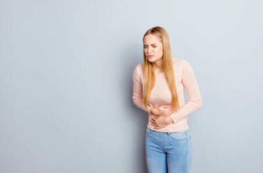 Mal di pancia: capire le origini e risolverlo con metodi naturali