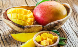 Le proprietà del mango, le ricette più buone e la guida per tagliarlo facilmente