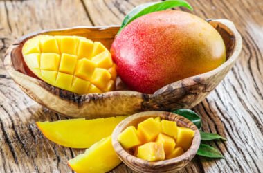 Le proprietà del mango, le ricette più buone e la guida per tagliarlo facilmente