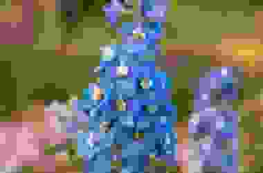 Il Delphinium è una pianta decorativa con bei fiori violetti disposti a pannocchia