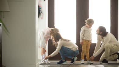 togliere le scarpe in casa