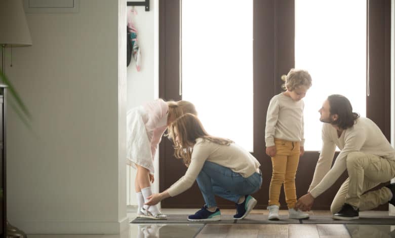 togliere le scarpe in casa