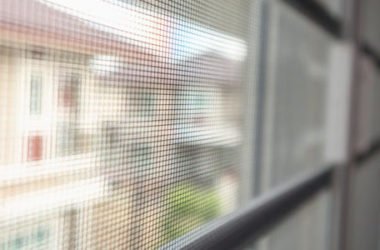 Pulire le zanzariere è importante per difendersi efficacemente dagli insetti: aiutatevi con i nostri consigli pratici