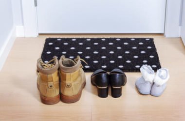 Perché togliere le scarpe in casa è meglio? Igiene, salute e non solo…