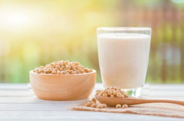La guida facile al latte di soia, un latte vegetale poco calorico e senza glutine