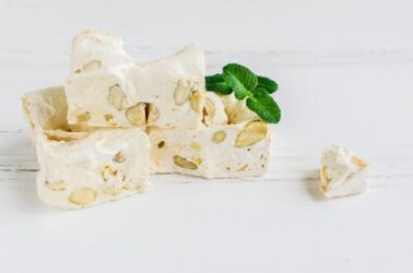 Torrone fatto in casa: ingredienti e preparazione di questo dolce tipico delle feste