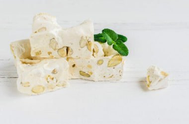 Torrone fatto in casa: ingredienti e preparazione di questo dolce tipico delle feste