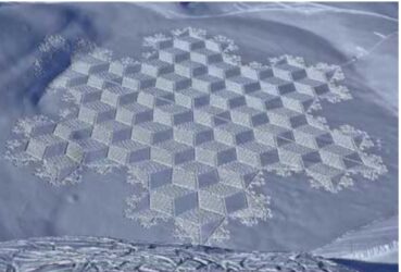 Land art sulla neve, camminando con le racchette disegna enormi crop circle