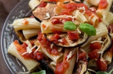 La pasta alla Norma, tradizione culinaria siciliana, esaltazione dei sapori mediterranei