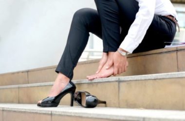Per avere piedi sani e belli bisogna prendersene cura. Ecco i rimedi per i piccoli problemi comuni delle nostre estremità!