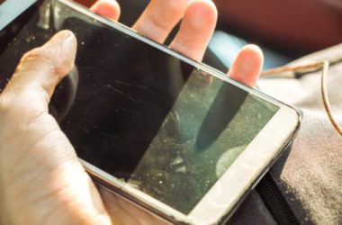Pulire il cellulare da sporcizia, polvere e germi per igiene e per garantirne un buon funzionamento