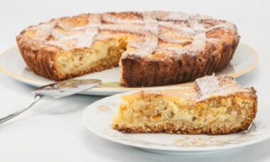 Come preparare la pastiera napoletana, il tipico dolce di Pasqua di frolla e grano cotto, profumato di arancia