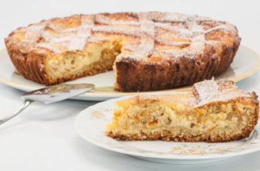 Come preparare la pastiera napoletana, il tipico dolce di Pasqua di frolla e grano cotto, profumato di arancia
