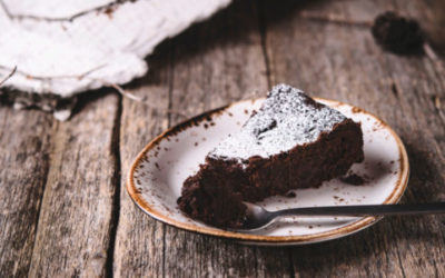 Come fare la torta tenerina, un dolce al cioccolato dal ripieno fondente, anche nella variante veg