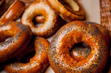 Impariamo a fare i bagel in casa: la guida per preparare le famose ciambelle con i semi di sesamo