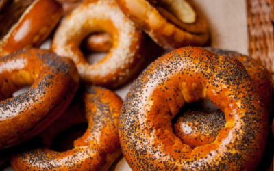 Impariamo a fare i bagel in casa: la guida per preparare le famose ciambelle con i semi di sesamo