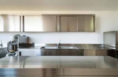 Pulire l’acciaio: cappa, cucina e attrezzi della casa tornano lucidi e puliti con rimedi naturali