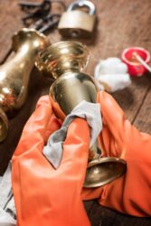 Ecco come pulire l’ottone: tutti i rimedi per renderlo lucido e brillante