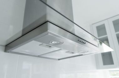 Pulire l’acciaio: cappa, cucina e attrezzi della casa tornano lucidi e puliti con rimedi naturali