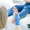 Chi è e quando serve il podologo, il medico del piede: la guida pratica