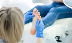 Chi è e quando serve il podologo, il medico del piede: la guida pratica