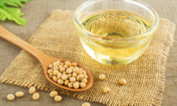 Quello che c’è da sapere sull’olio di soia: usi, benefici e avvertenze relative a questo olio vegetale