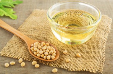 Quello che c’è da sapere sull’olio di soia: usi, benefici e avvertenze relative a questo olio vegetale