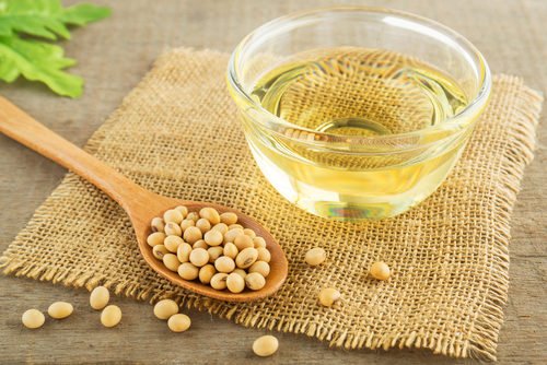 Quello che c’è da sapere sull’olio di soia: usi, benefici e avvertenze relative a questo olio vegetale