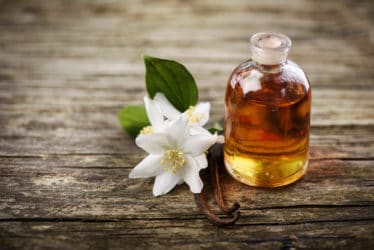 Le proprietà dell’olio essenziale di vaniglia, utile per la cura del corpo, ma anche in campo alimentare