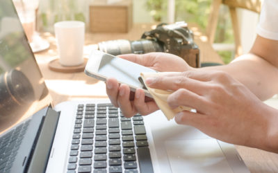 Pulire il cellulare da sporcizia, polvere e germi per igiene e per garantirne un buon funzionamento