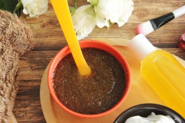 Tutti i segreti del peeling per dare nuova vita alla pelle di viso e corpo