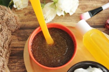 Tutti i segreti del peeling per dare nuova vita alla pelle di viso e corpo