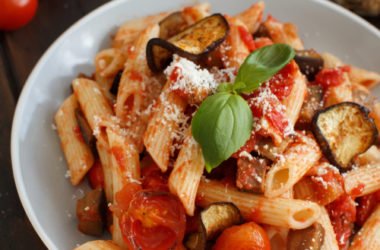 La pasta alla Norma, tradizione culinaria siciliana, esaltazione dei sapori mediterranei