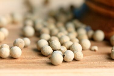 I segreti del pepe bianco e le differenze rispetto al pepe tradizionale