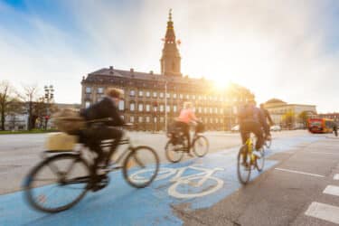 Un km in bici fa guadagnare la società, in macchina la fa perdere: quanto lo dice uno studio danese