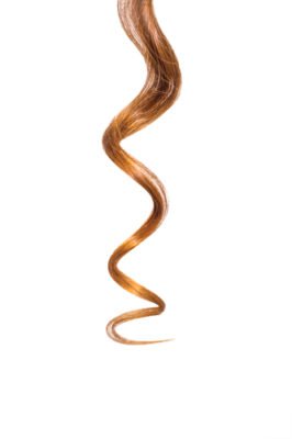 Piccoli consigli per curare i capelli ricci in modo naturale: districarli, nutrirli e renderli splendenti