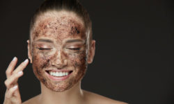 Tutti i segreti del peeling per dare nuova vita alla pelle di viso e corpo