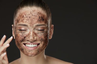 Tutti i segreti del peeling per dare nuova vita alla pelle di viso e corpo