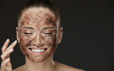 Tutti i segreti del peeling per dare nuova vita alla pelle di viso e corpo