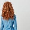 Piccoli consigli per curare i capelli ricci in modo naturale: districarli, nutrirli e renderli splendenti