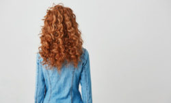 Piccoli consigli per curare i capelli ricci in modo naturale: districarli, nutrirli e renderli splendenti