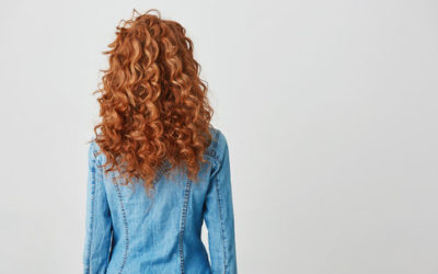 Piccoli consigli per curare i capelli ricci in modo naturale: districarli, nutrirli e renderli splendenti