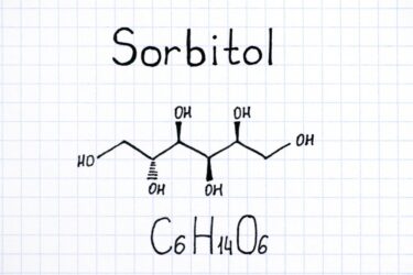 Sorbitolo: cos’è, quando si assume e quali sono i rischi connessi a questo sostituto dello zucchero