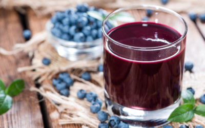 Tutto quello che c’è da sapere sul succo di mirtillo, un vero concentrato di salute