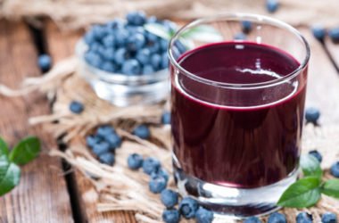 Tutto quello che c’è da sapere sul succo di mirtillo, un vero concentrato di salute