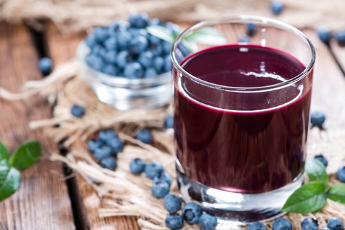Tutto quello che c’è da sapere sul succo di mirtillo, un vero concentrato di salute