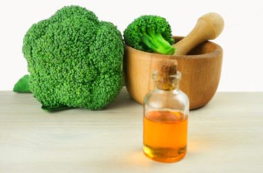 L’olio di broccoli ha effetto lisciante e anticrespo per i capelli ed è protettivo e rigenerante per pelli mature