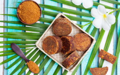 Tutto sullo zucchero di palma: da quale varietà deriva e come utilizzare questo zucchero dal sapore caramellato e il colore scuro dei fiori