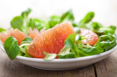 Provate l’insalata di pompelmo, ricetta estiva molto gradevole ed efficace contro il caldo